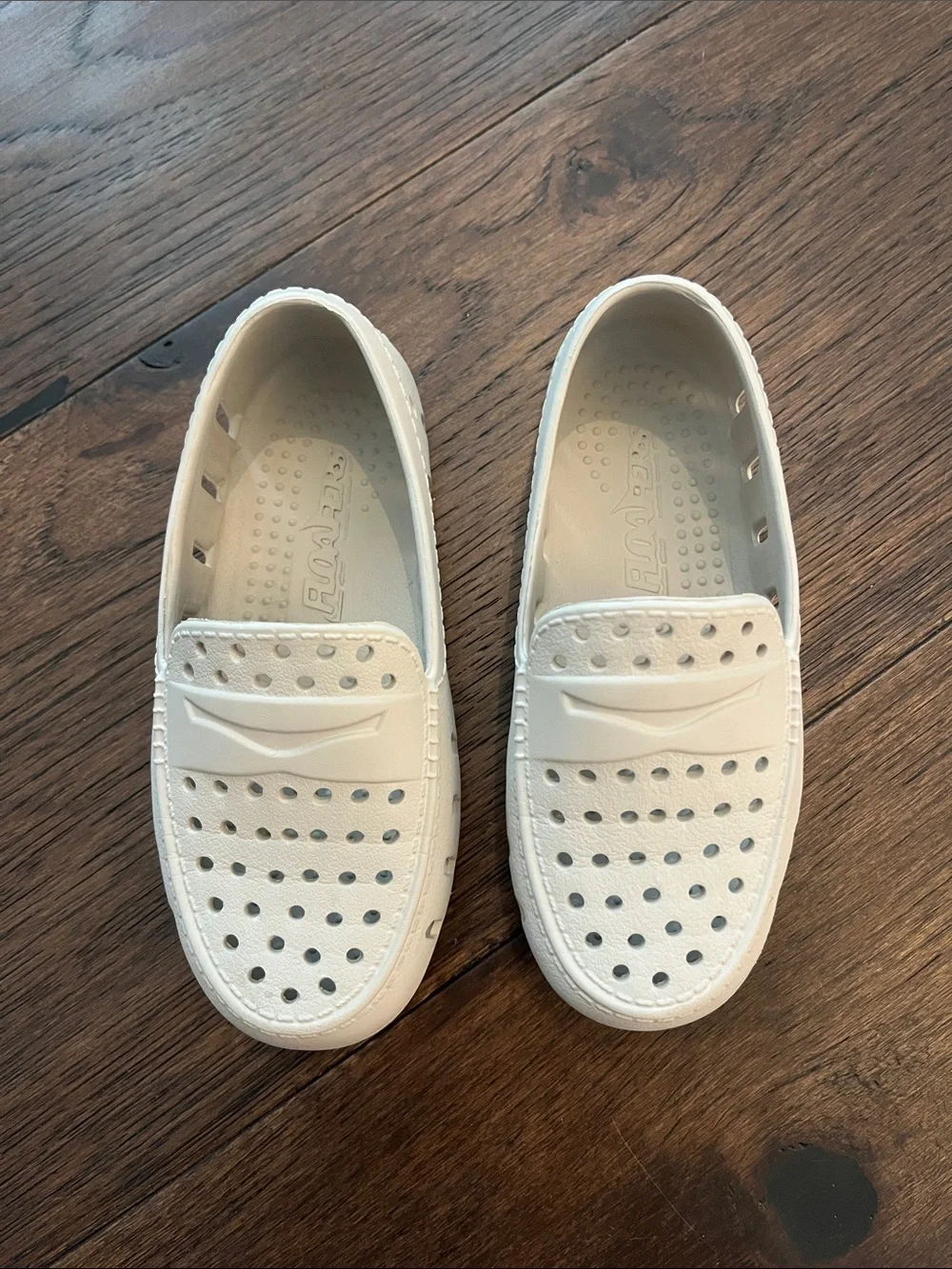 Kids Floafers Water Shoes in Cream and white size 10